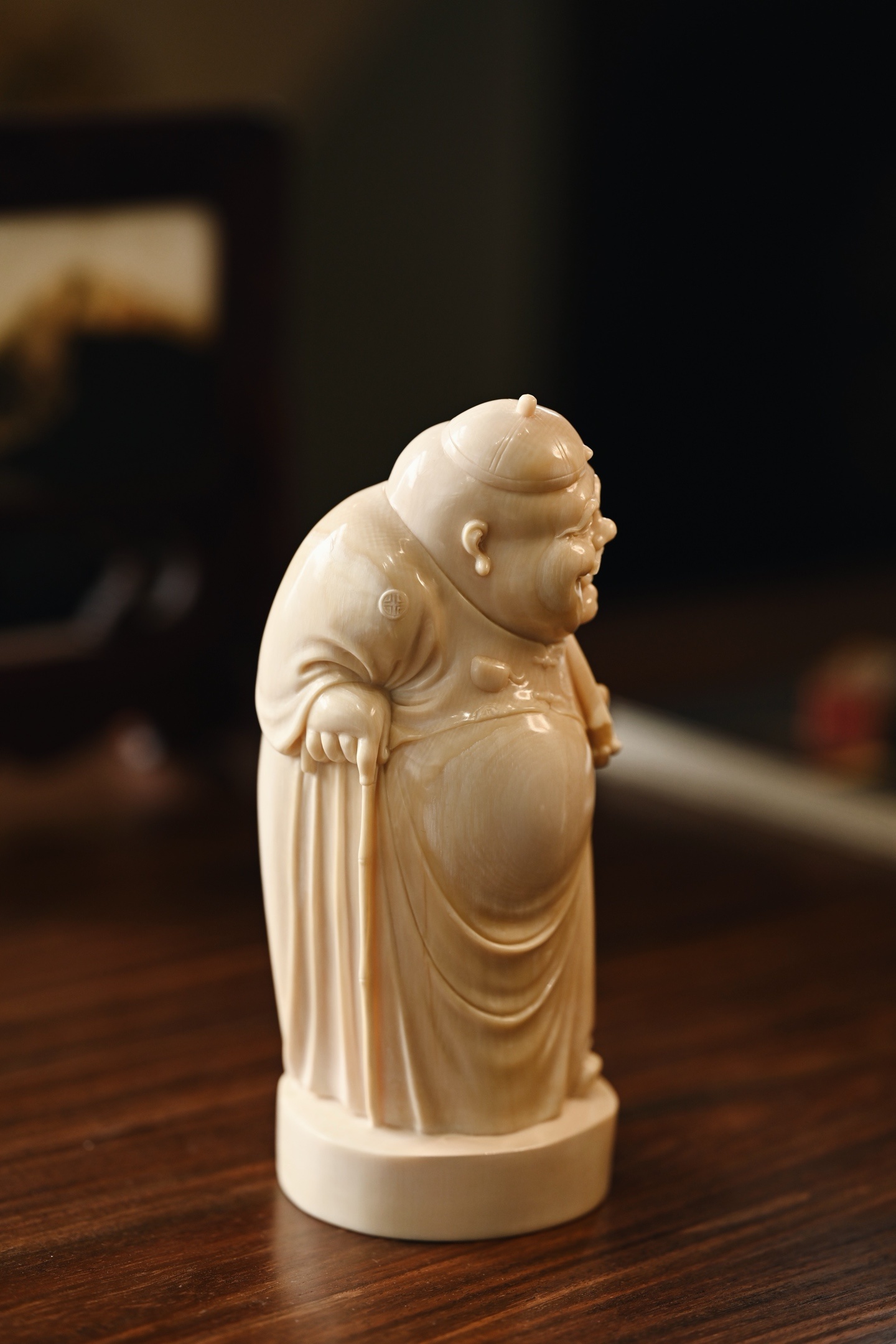 猛犸 | 财主材质莹润，肌理细腻，整料圆雕财主，满面喜气，体态雍容。一手执算盘，