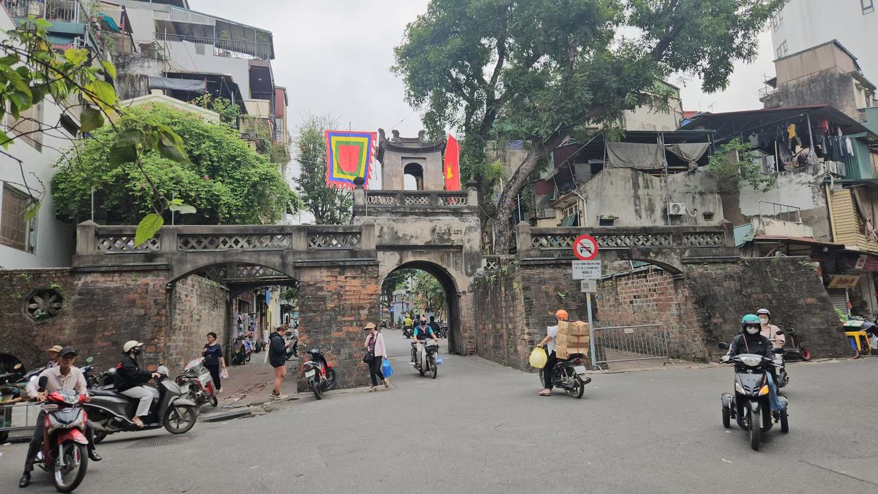 叶枫：
滇越公路第一桥，
法国殖民始建朝；
抗法抗日抗强敌，
百年沧桑照红河。