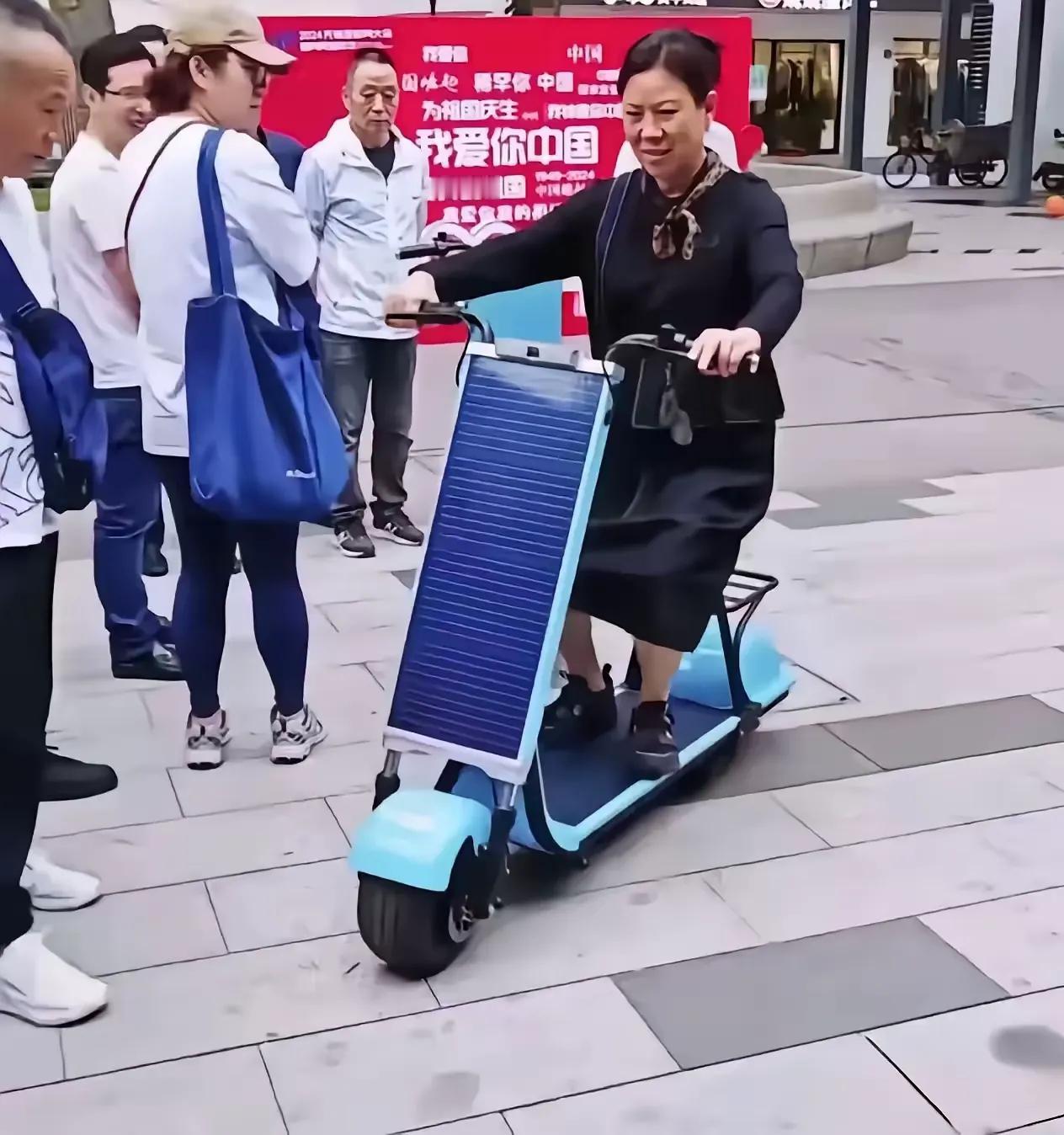 我很好奇，单单靠这一块光伏发电板，就可以驱动这辆电动车吗？

大街上，两个销售员