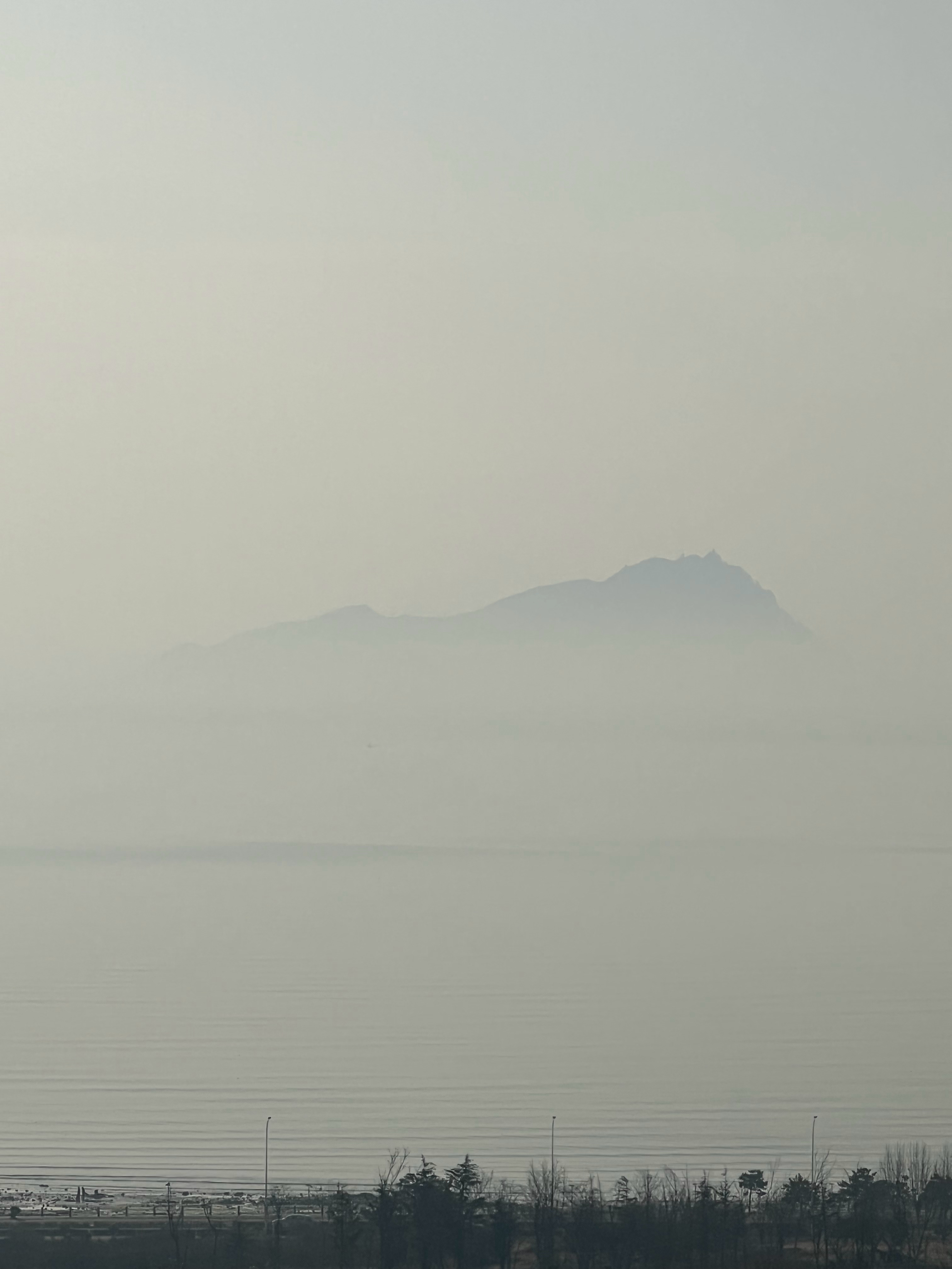 大雾天，海中岛屿只剩一点轮廓。别样的美。 