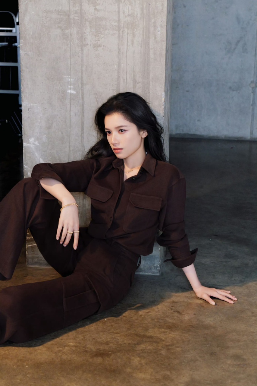 张婧仪张婧仪色彩碰撞间张婧仪卡地亚女神张婧仪好飒哇~~ 