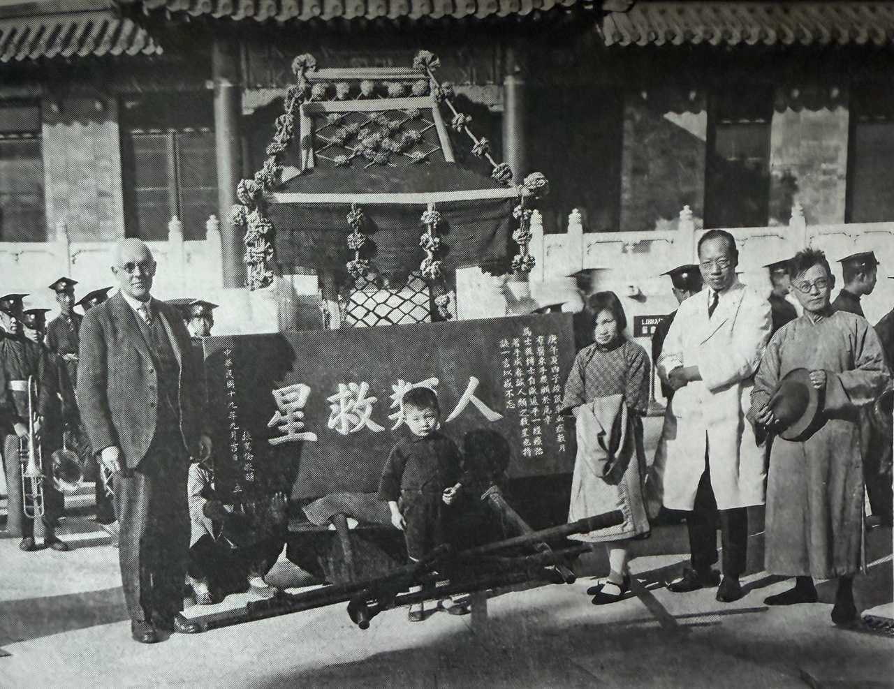 1930年10月22日，患者家属张笃伦携妻儿来到北京协和医院，向妇产科主任Joh