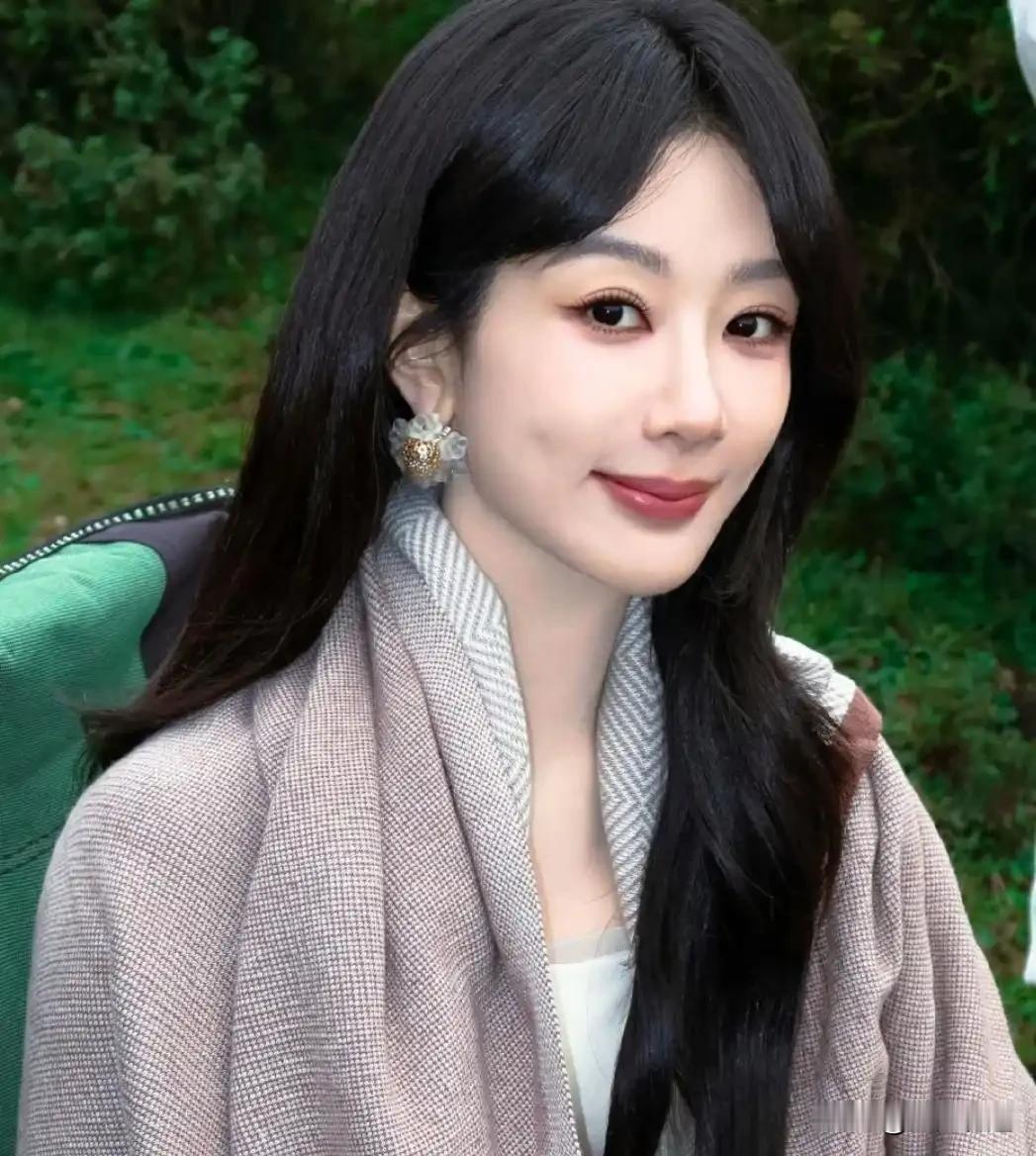 说到娱乐圈娱纯天然美女之最，那非这两位女明星莫属了！
而且她们不仅是最纯天然的美