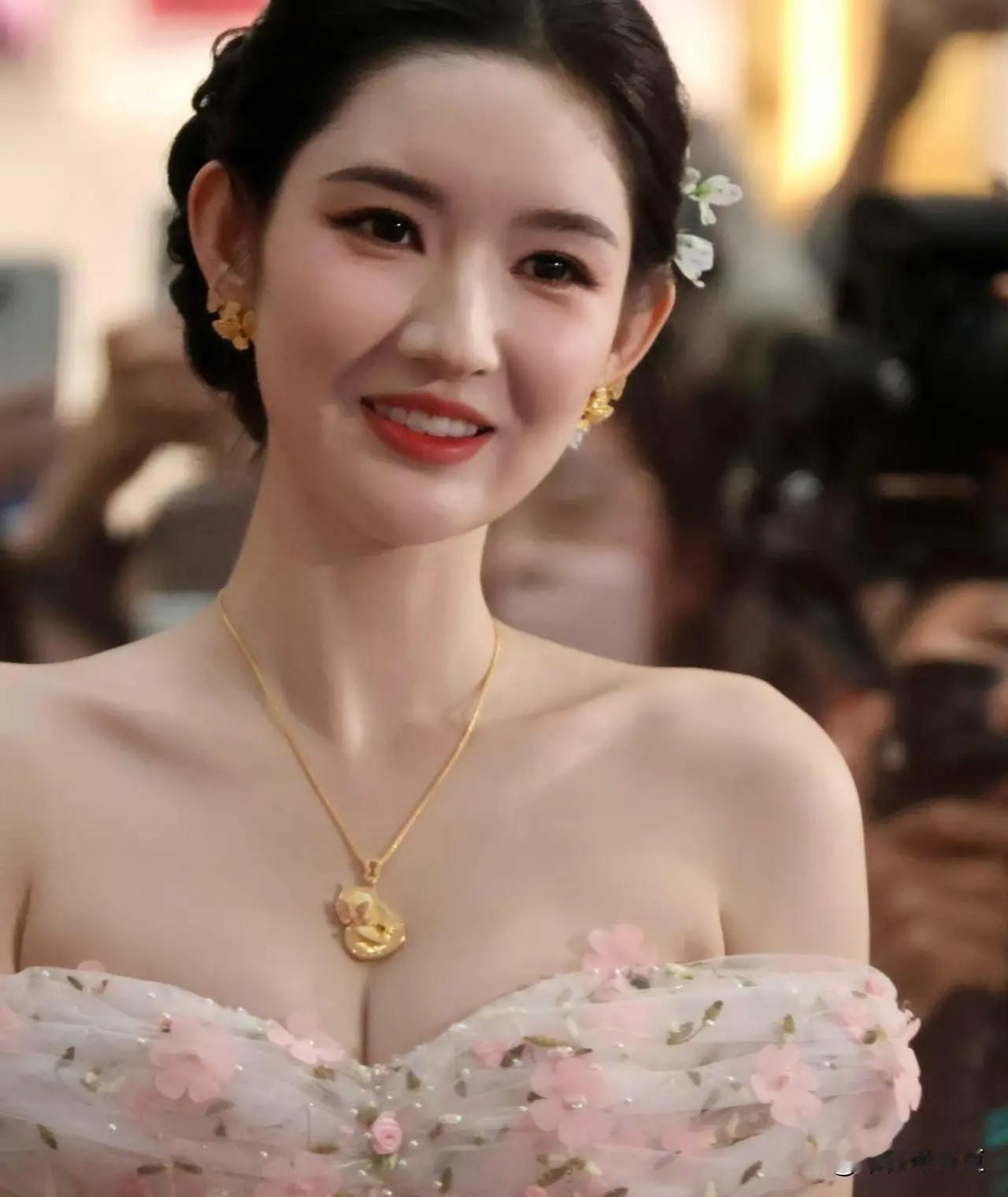 王玉雯可以说是新生代小花当中外形条件最优秀的一个！
1米70的身高，芭蕾舞的底子