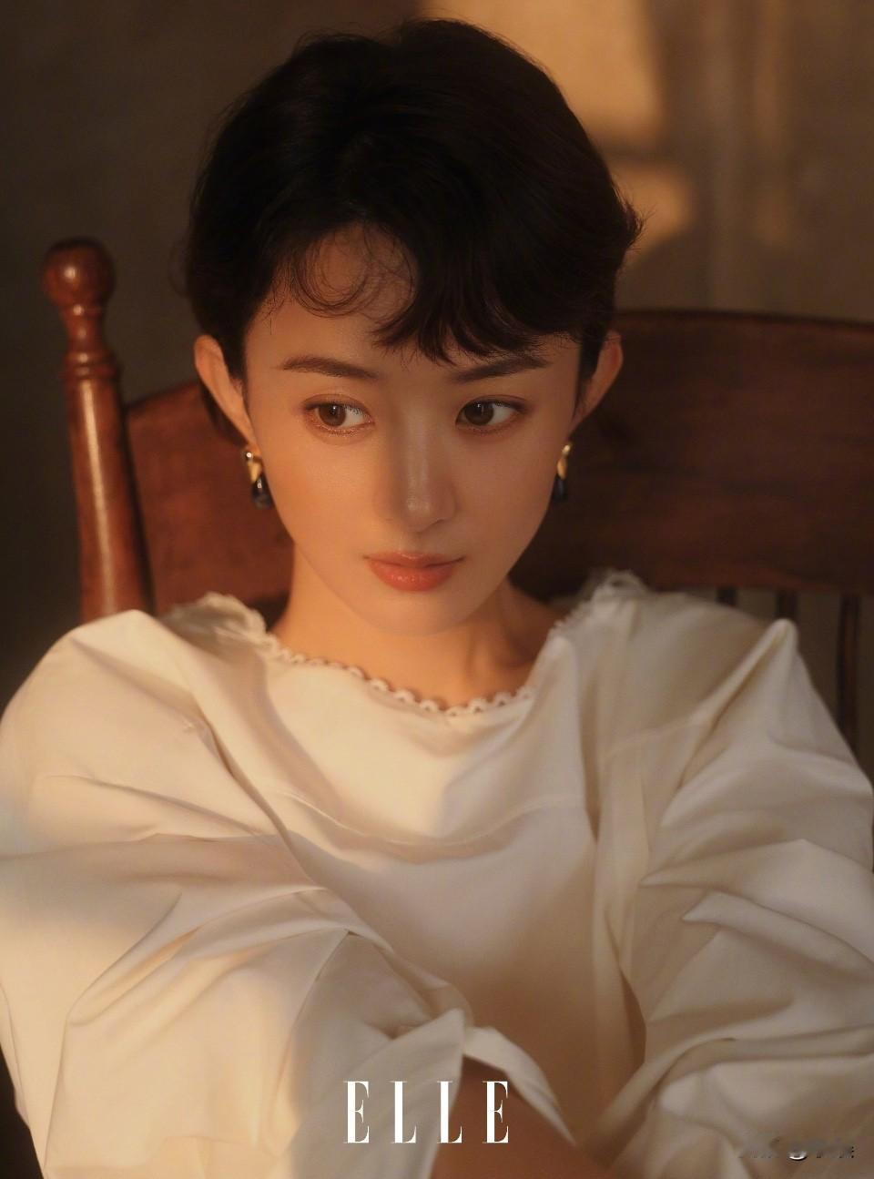 久违的赵丽颖登封🌬️有一种奥黛丽赫本的感觉。

这个风格好适合她，不需要刻意展