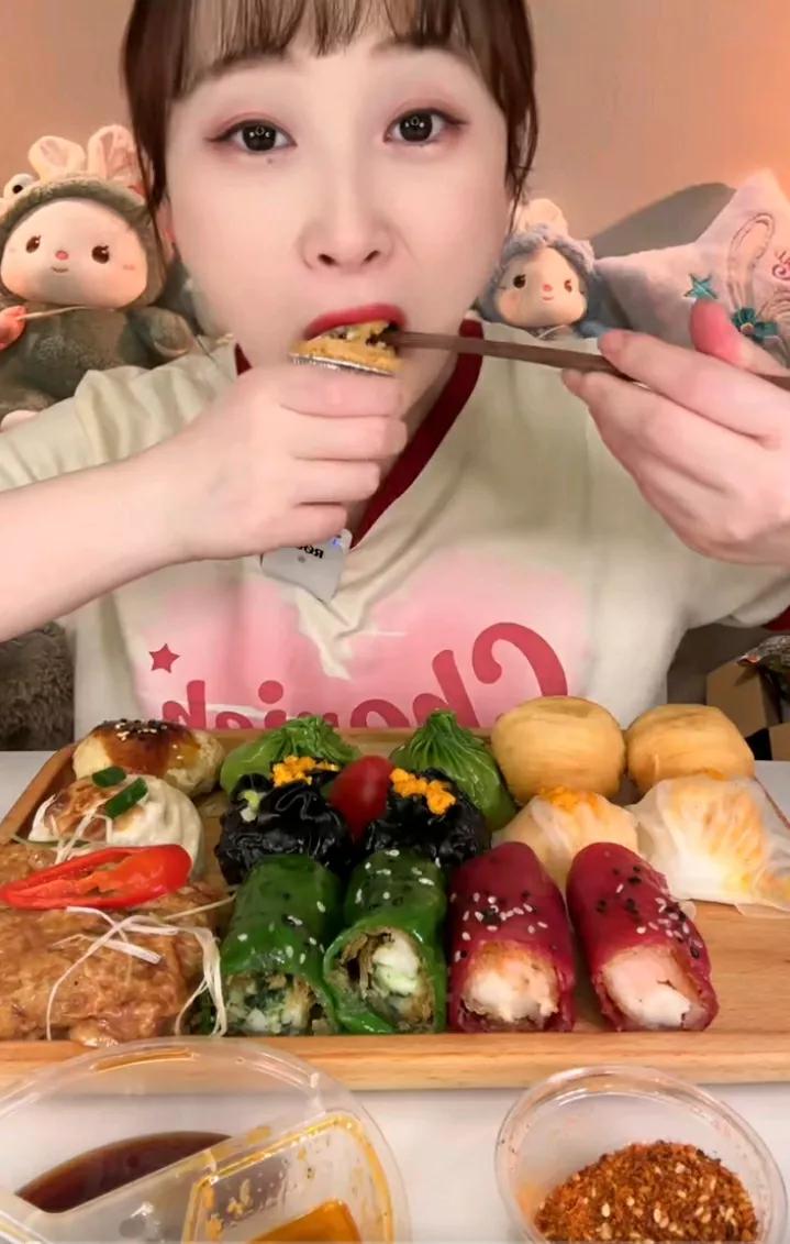 美食佳肴色香味，佳人相伴笑语中。#美食的魅力何在# #美食也好，# #分享精致料