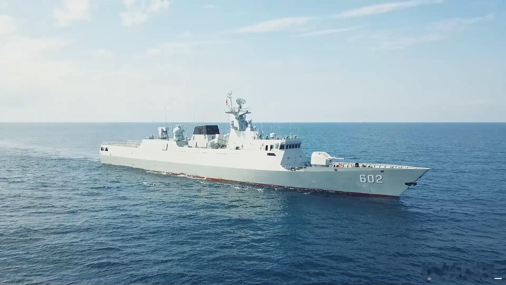 602平顶山舰出海实弹射击：图三为发射水声对抗弹，即气幕弹。 ​​​