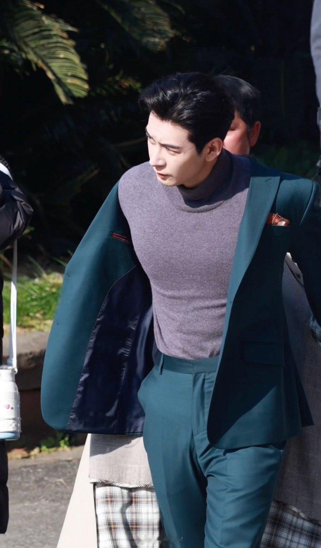 突然的喜欢才是陈星旭的主场 陈星旭的片场掌控力绝了！在《突然的喜欢》中，他戴上金