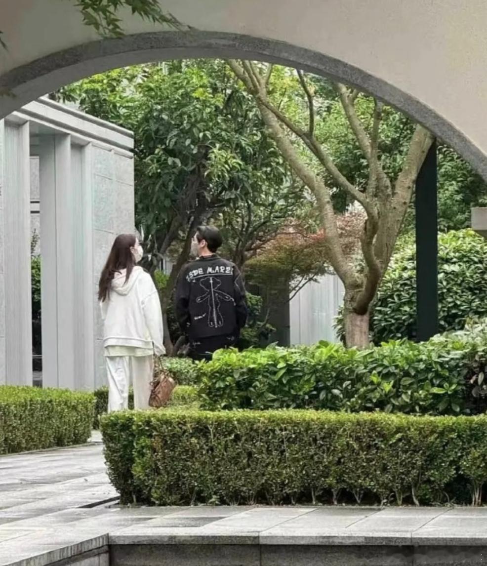 罗云熙陈瑶恋情对接否认罗云熙陈瑶恋情 网友疑似在罗云熙老家小区偶遇罗云熙和陈瑶，