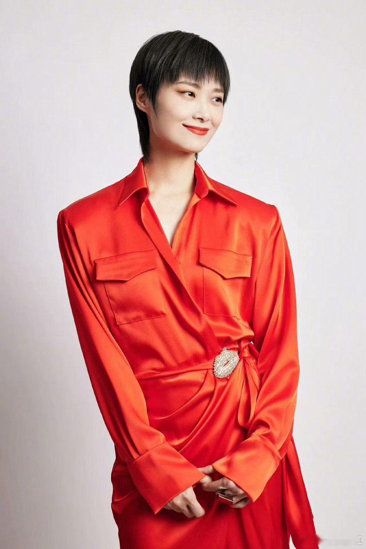 快递小哥问李宇春轮滑学会了吗快递小哥在线打卡李宇春轮滑进度，邻里感直接拉满。春春