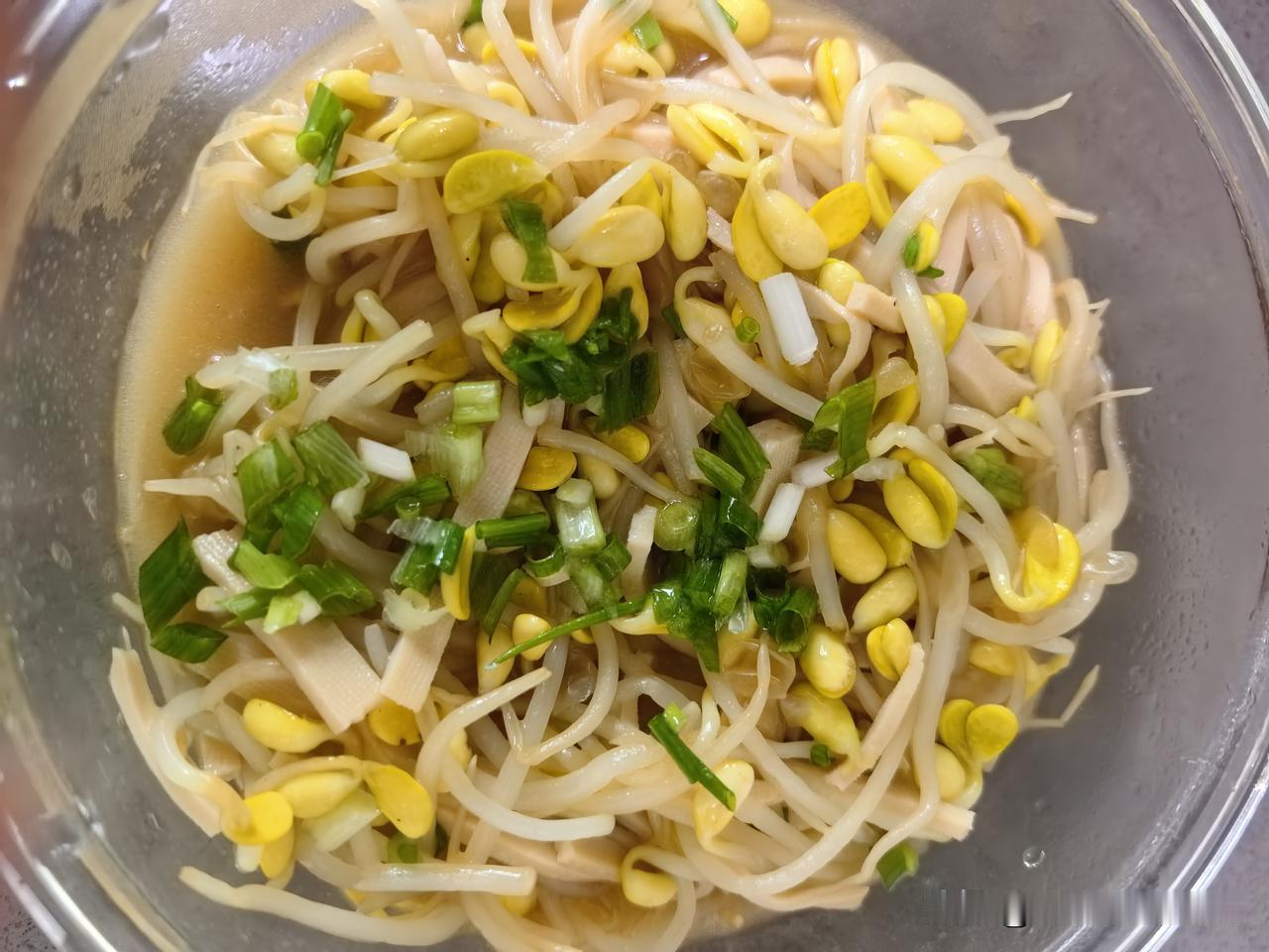 今天我家老伴生日，早上还是他去买菜，买啥菜照常要问我，懒得自己动脑筋。我说黄豆芽