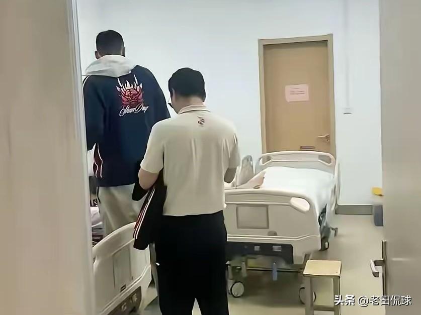 陶汉林去医院探望刘传兴，高下立判…昨晚山西内线刘传兴在于陶汉林对抗中受伤倒地，表