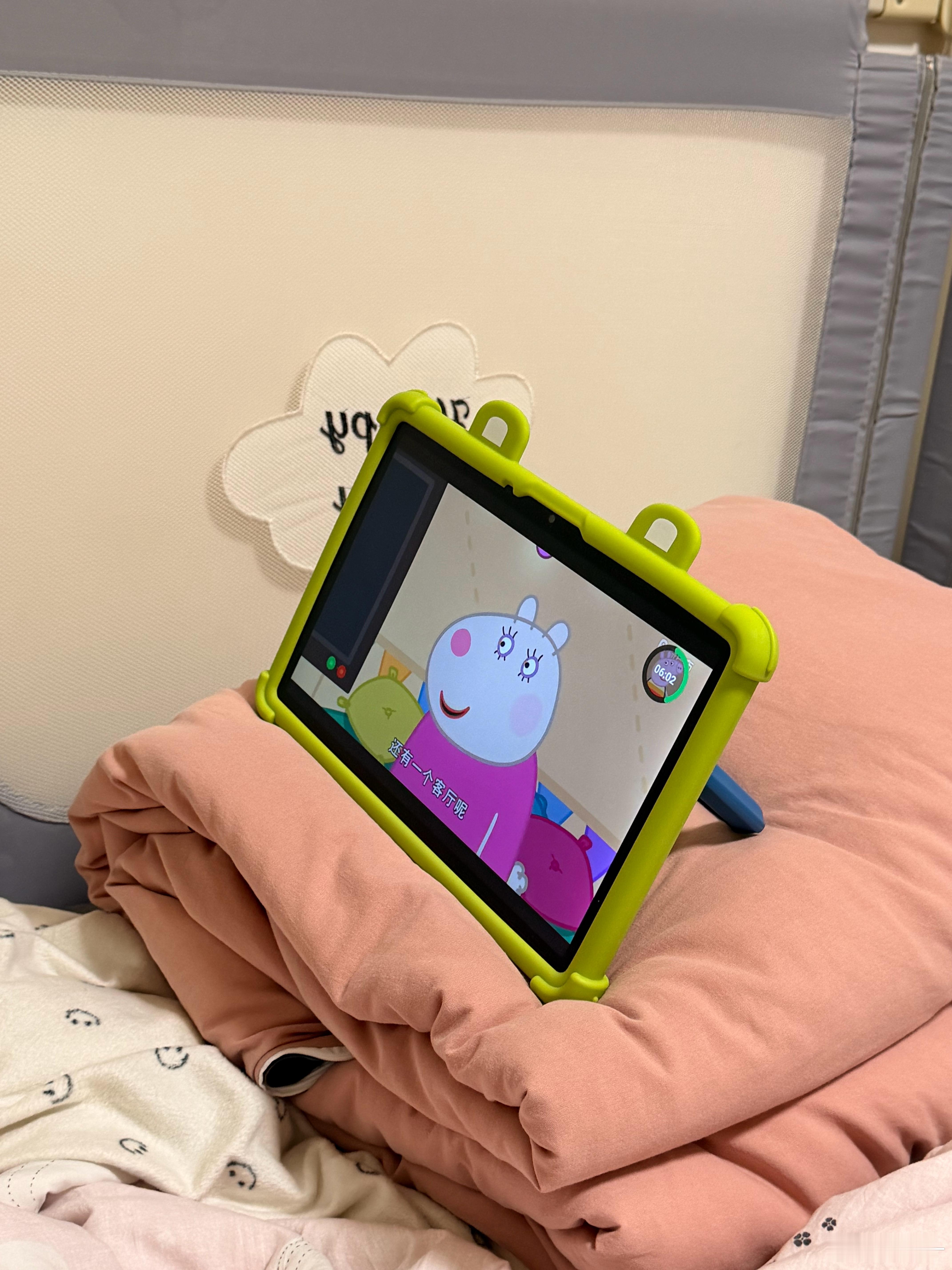 烧还是没退下来，但是状态还挺好，已经吵着看小猪佩奇了 