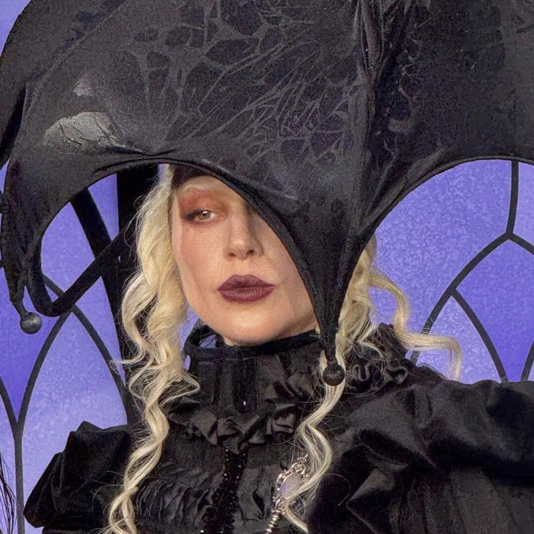 Lady Gaga 今天亮相新剧集《星期三》的宣传活动，时隔多年再次穿上震撼全场
