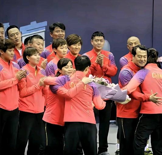 国乒好温馨的画面呀：后排的教练员有肖战，马琳，邱贻可，黄海诚；球员有王曼玉、朱雨