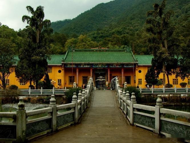 【云门寺】云门寺即云门山大觉禅寺，由云门宗始祖六祖慧能九传弟子文偃禅师所建，是我