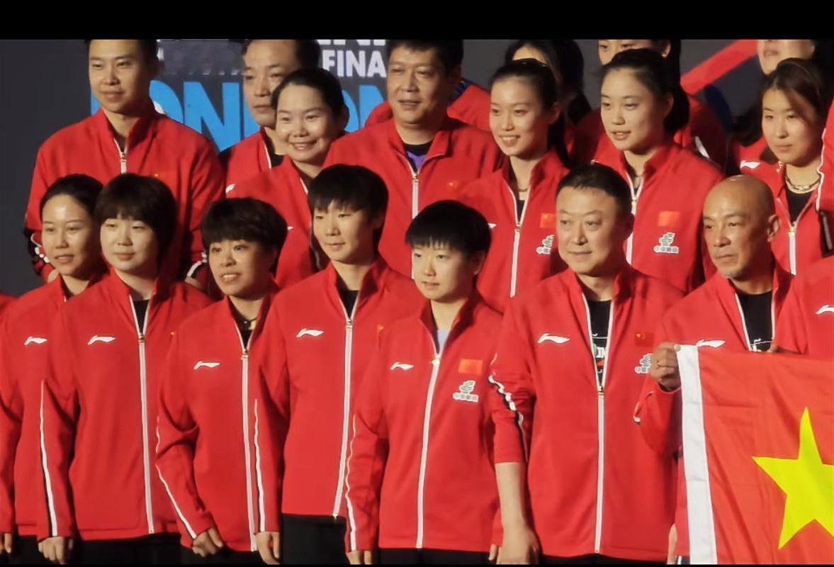 乒坛一众教练员与球员的合照：

教练员我认出了拿着国旗的肖战，目光沉和的马琳，高