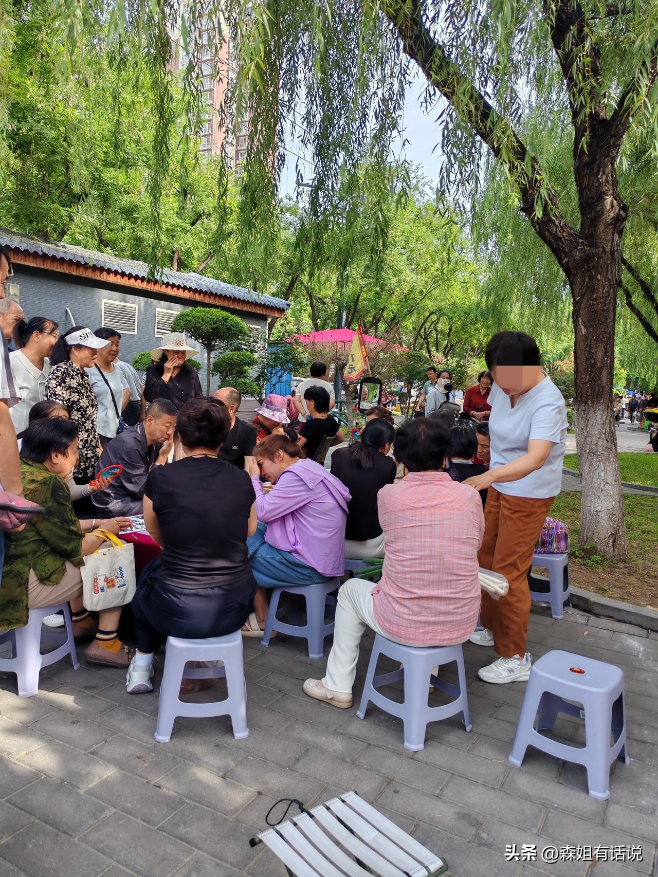 老年人胆儿肥
6月3日，坐标西安。今天路过广场一角，发现来了一个卖美容产品的小摊