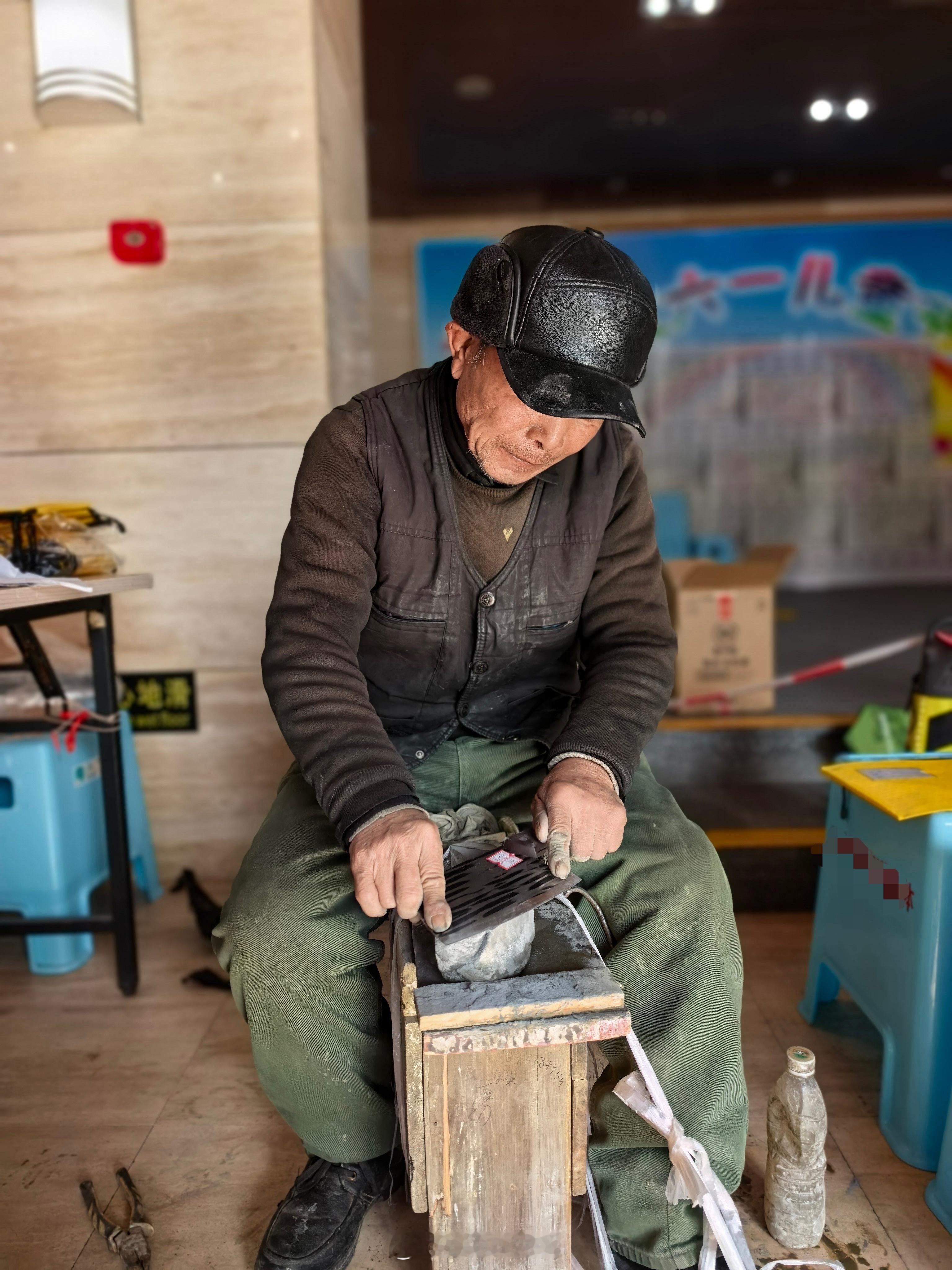 快过年了，物业给业主们组织磨刀具。孩子是第1次见，现在这样的手艺人越来越不好找了