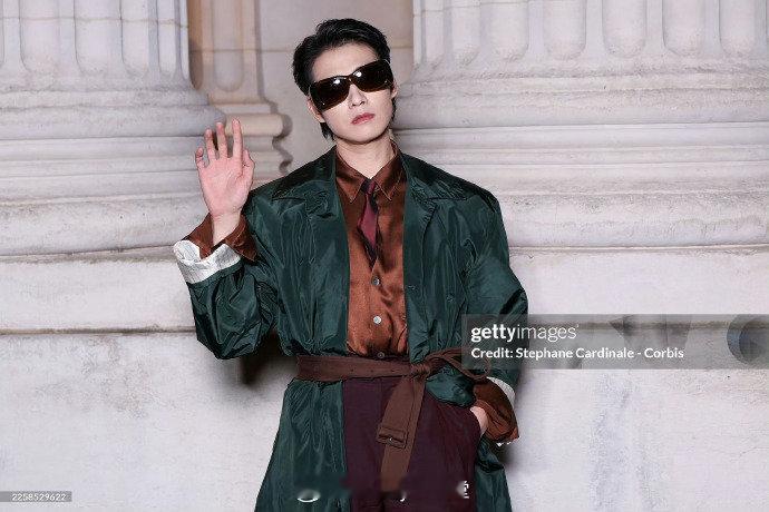 客观评价魏大勋巴黎时装周G社生图： 