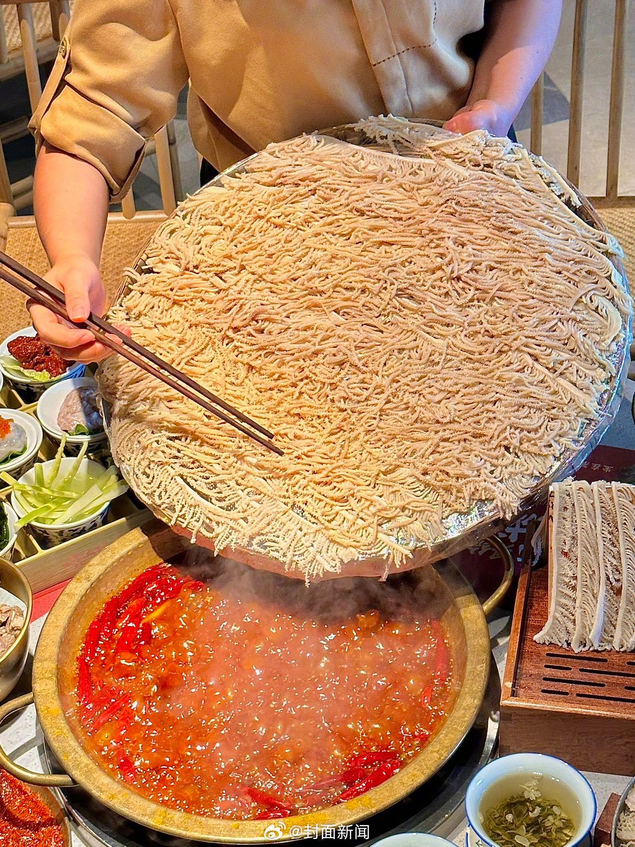 【姓氏也能成为享受美食的“通行证”？】近日，成都某火锅品牌发起“王”姓顾客免费嗦