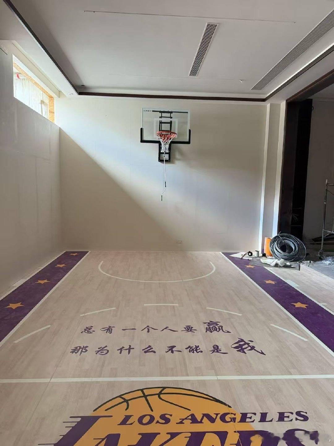 只需要几千块钱，自己在家就可以打篮球了。刮风下雨或者时间不够不想出去，就可以在自