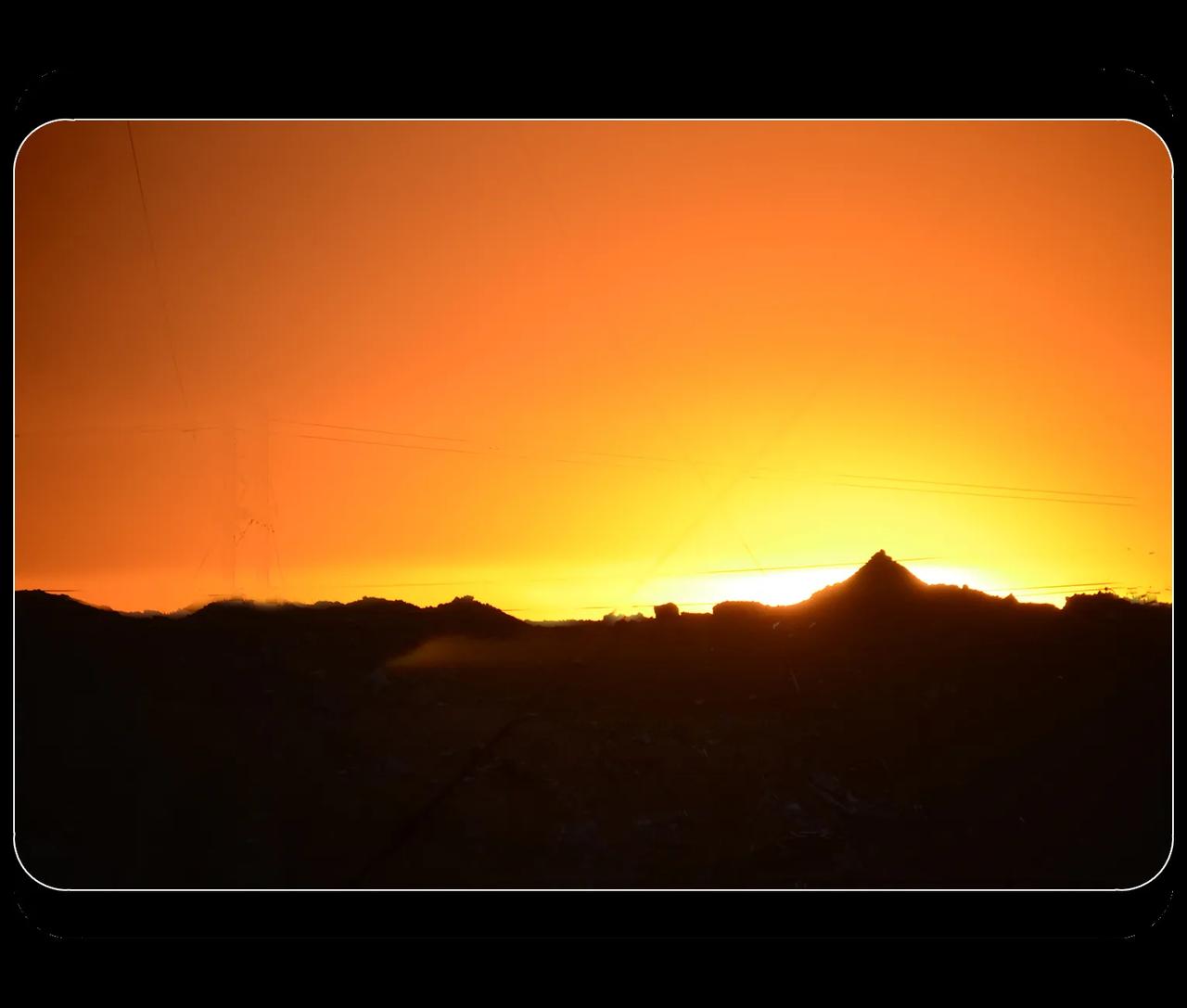 《傍晚的天空》
        乌鲁木齐干旱少雨。到了傍晚，西边的天空中总会出现