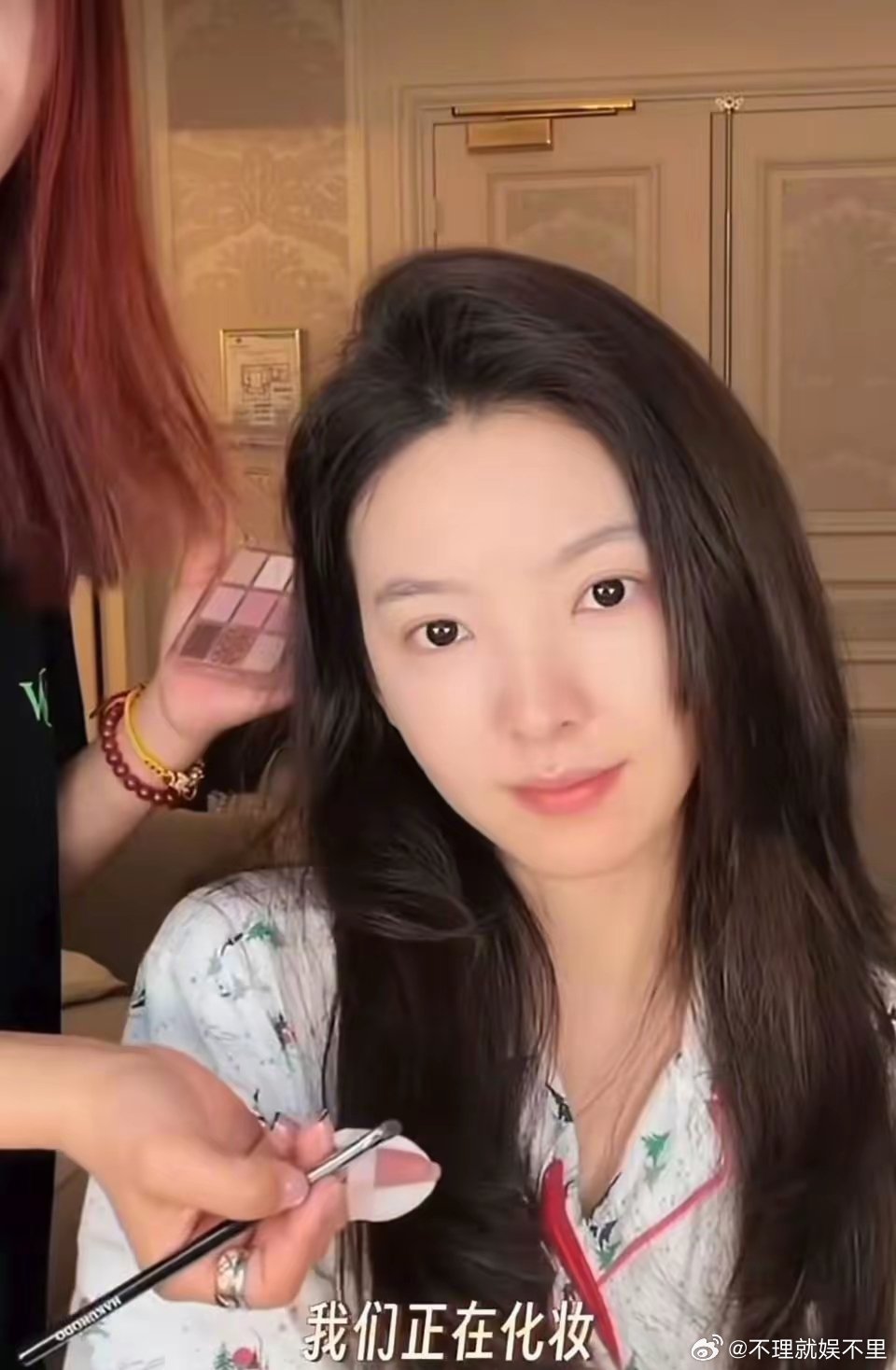章若楠素颜都上了说浓颜没有素颜美我还感觉很奇怪，原来是电影7月17号上映这是提前
