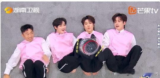 马伯骞劈头盖脸的一盆水马伯骞局部地区有暴雨你好星期六被马伯骞泼水时的认真劲儿可爱