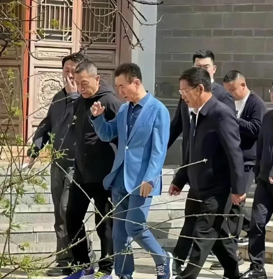 他除了没卖国，能卖的都卖了…