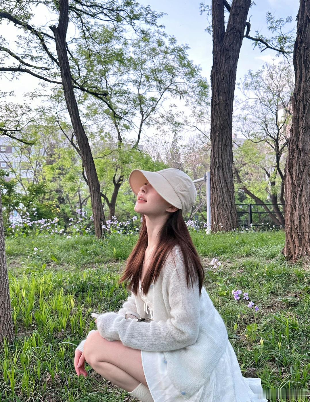 #赵露思小乌龟挂件#赵露思春日plog🈶，背着小乌龟卡皮巴拉挂件好可爱！ ​​