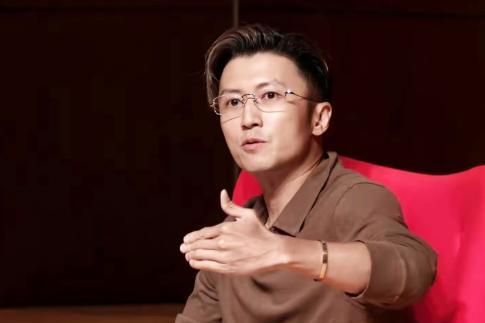 谢霆锋80万的车牌王菲早扔了，3万5的手镯他戴了26年。
狗仔跟了三个月，拍到