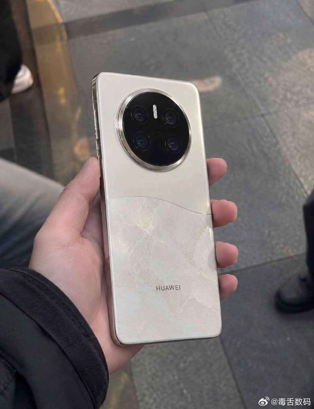 华为Mate90系列曝光目前网上传的这两张图，我感觉都是AI的，还是等官宣吧[思