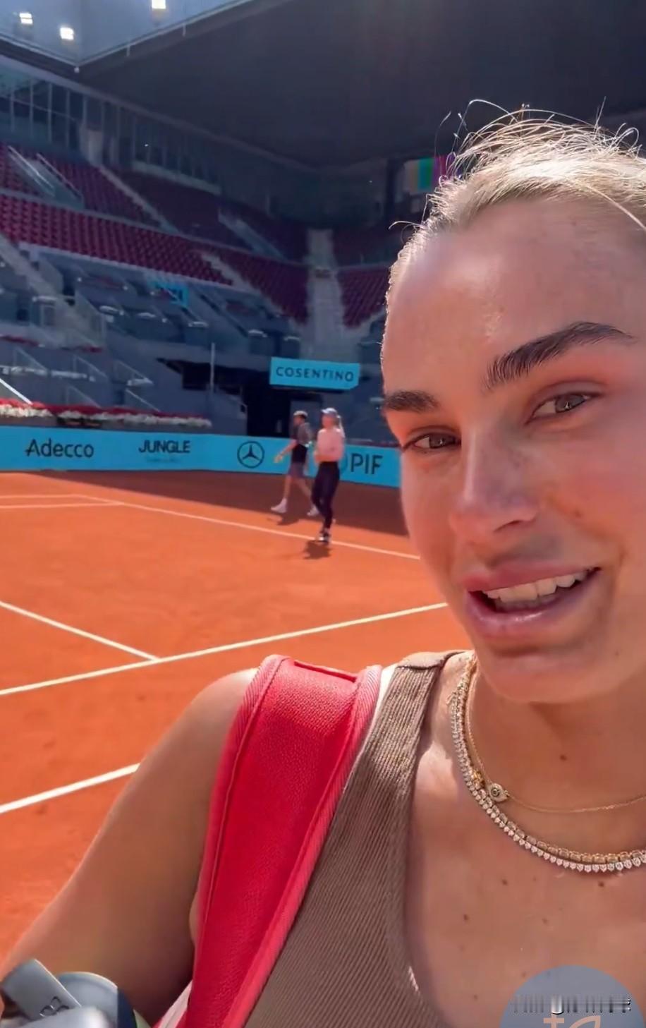 世界第一萨巴伦卡已经来到西班牙。
她即将上演红土首秀，
下周出战马德里1000赛