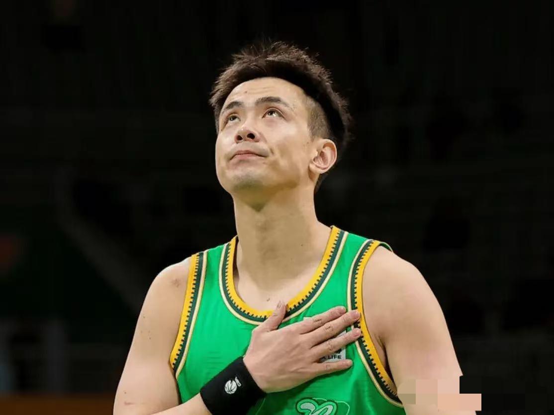 不吹不黑，今天赵继伟和高诗岩这组同龄后卫对决，数据和表现反差也太大了！

先看明