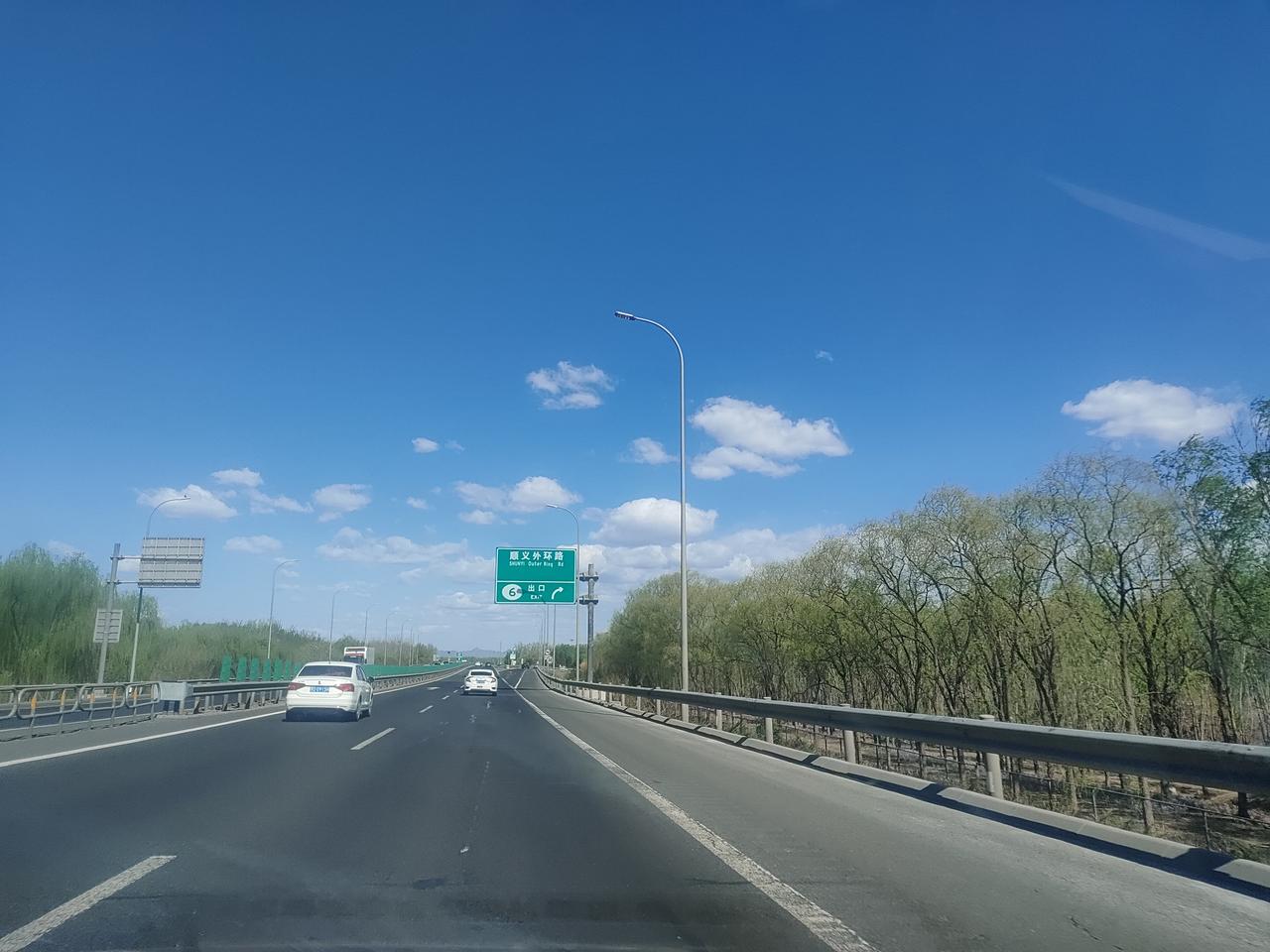 碧空如洗，云卷云舒