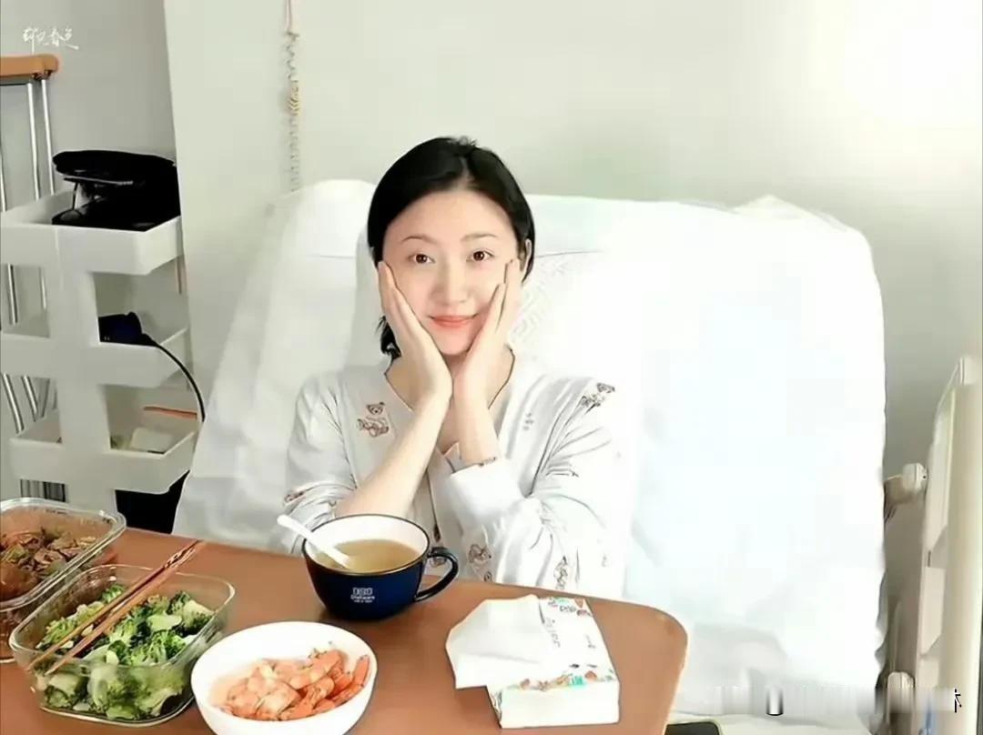 #景甜做完手术正在康复训练#
原来景甜这段时间没露面是去做手术了，据说还是全国第