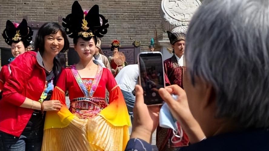 【一幕一景沉浸式演艺点燃西安文旅消费新活力】记者从曲江文旅获悉，大唐不夜城、大唐