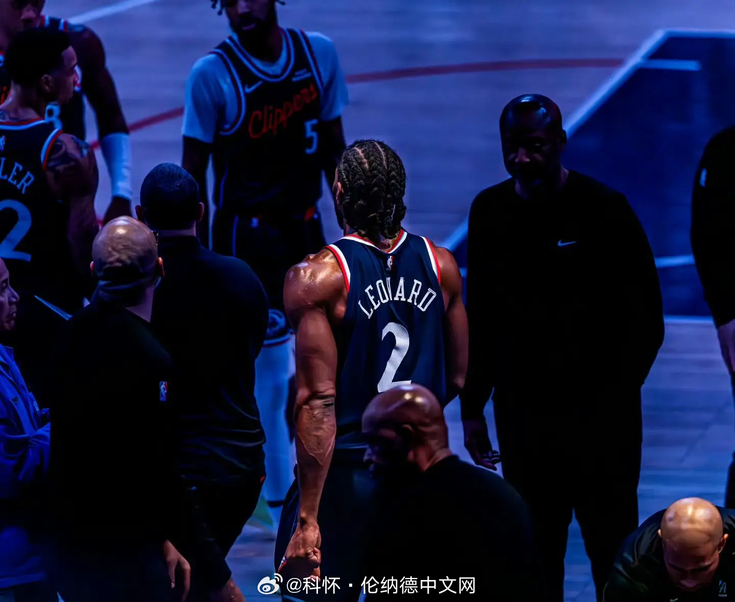 比赛预告：明天上午8点半，快船￼客场挑战独行侠￼伤病报告：伦纳德￼（左脚踝扭伤）