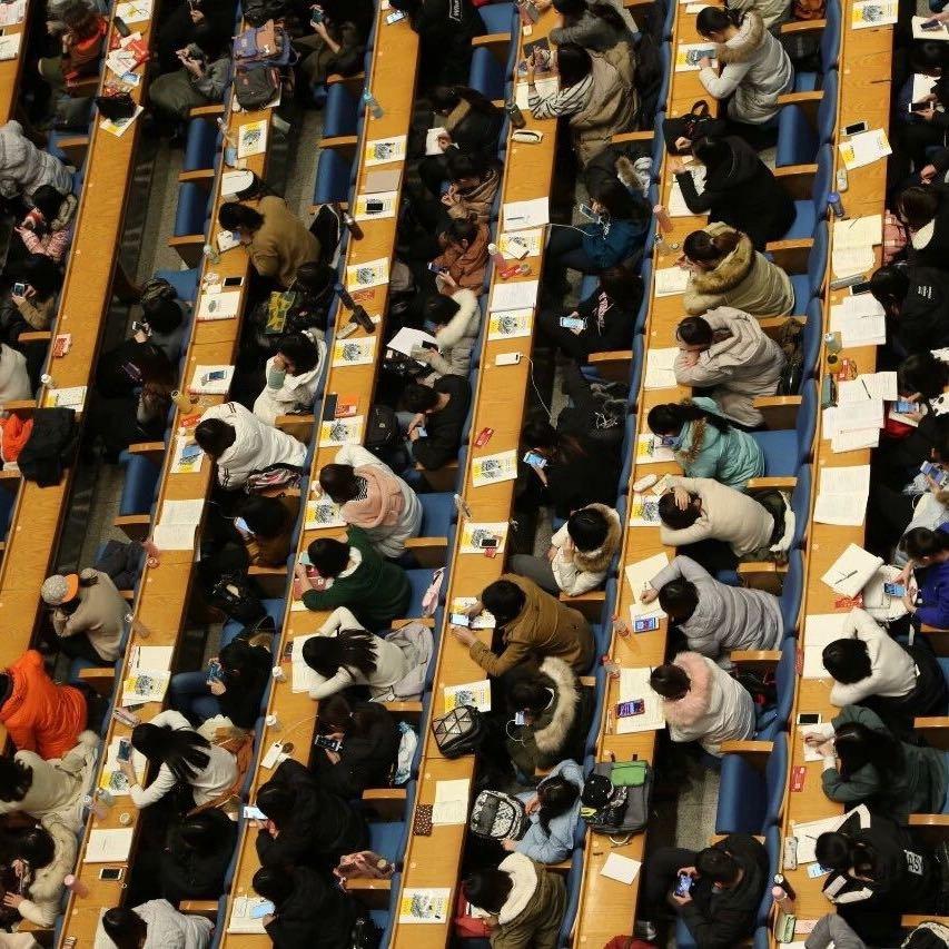 你有没有发现，现在的大学，好像越来越像高中了？

以前我们总听长辈说：“现在辛苦