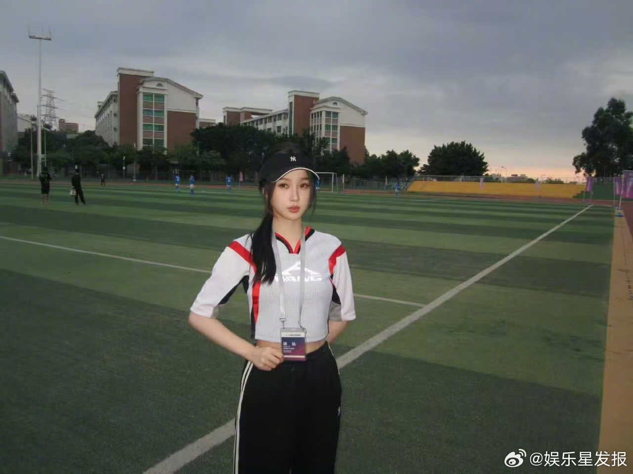 虞书欣林晚星今天来报道 运动场限定版林晚星已上线！高马尾、棒球服，又酷又亮眼，请