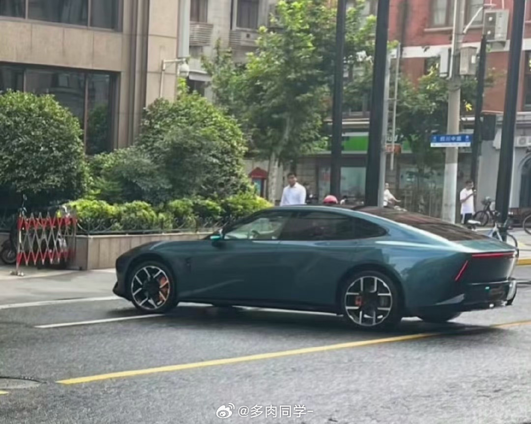 全新小鹏P7路透的车尾和侧面大家都不太能欣赏的车尾现在有没有看习惯了[思考]新能