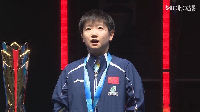 孙颖莎高唱国歌亚洲杯颁奖升起三面五星红旗 亚洲杯女单颁奖，荣耀时刻升起三面五星红