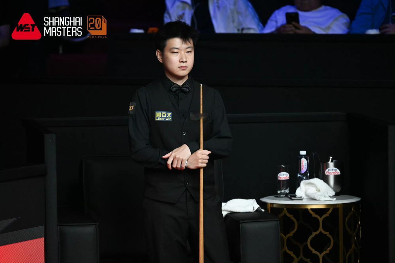 很遗憾！赵心童被凯伦.威尔逊四连鞭，8-10败下阵来，无缘决赛。

这场比赛可谓