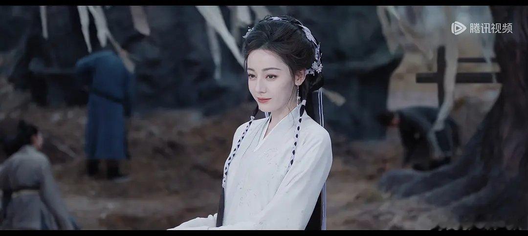 人是视觉动物，如果热巴在剧里真的和营销的那样是颜霸，冲着颜值也不至于至今没有独立