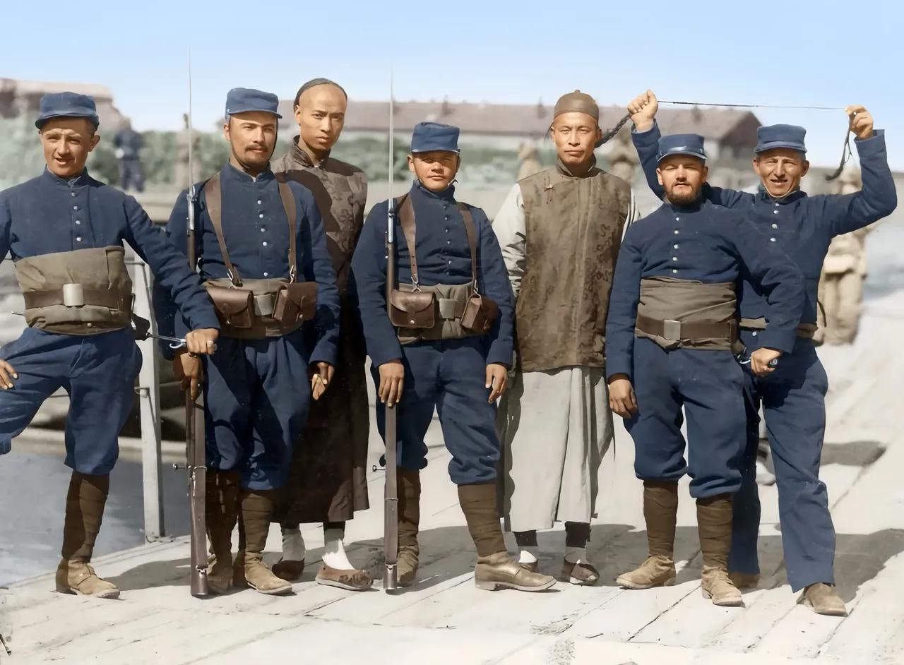 1900年，5名法军士兵在北京的合影，站在他们身后的是两名清朝男子，最边上的法国