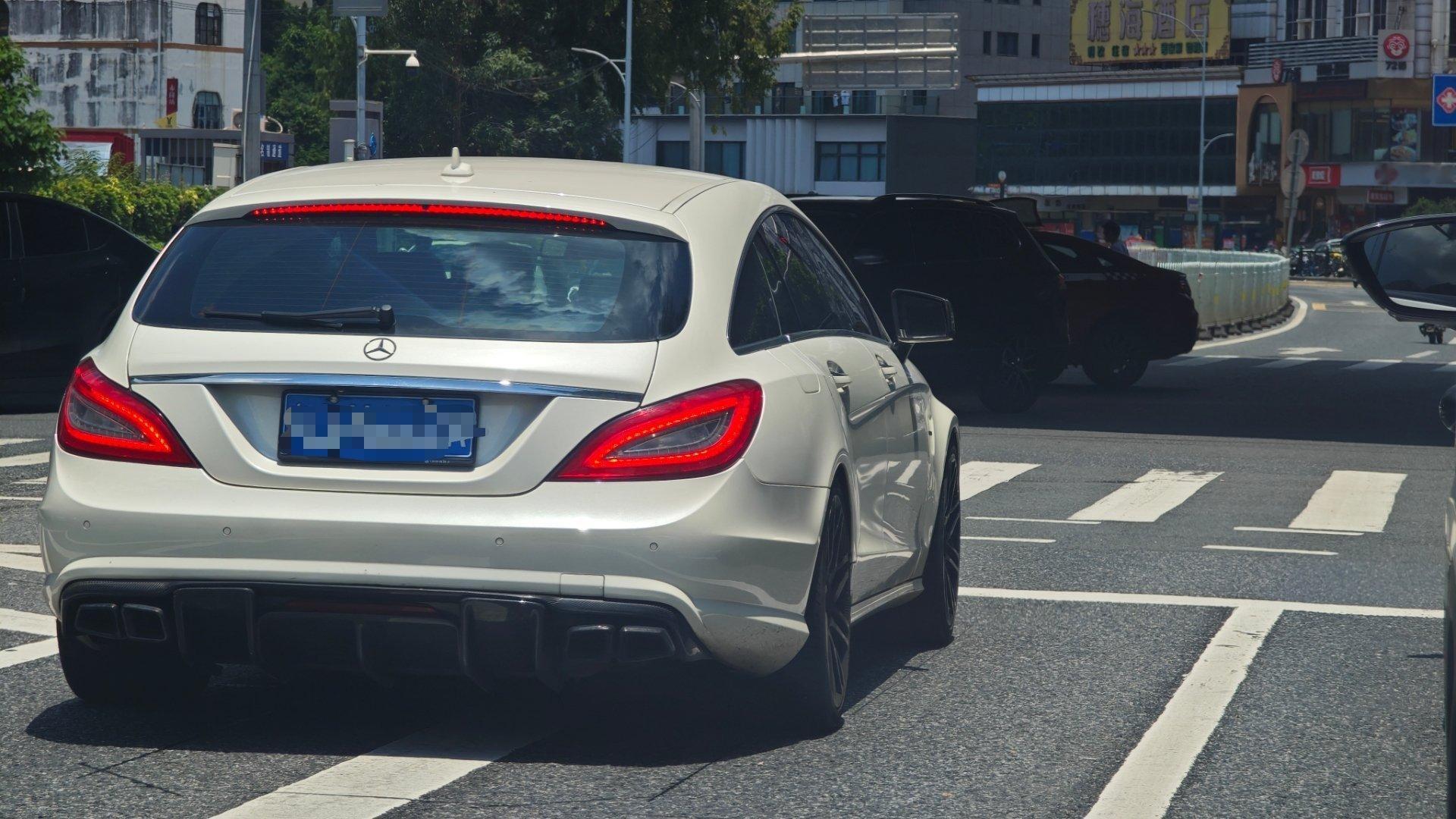 路上偶遇奔驰CLS ShootingBrake，设计到现在看都依旧不过时！虽说车