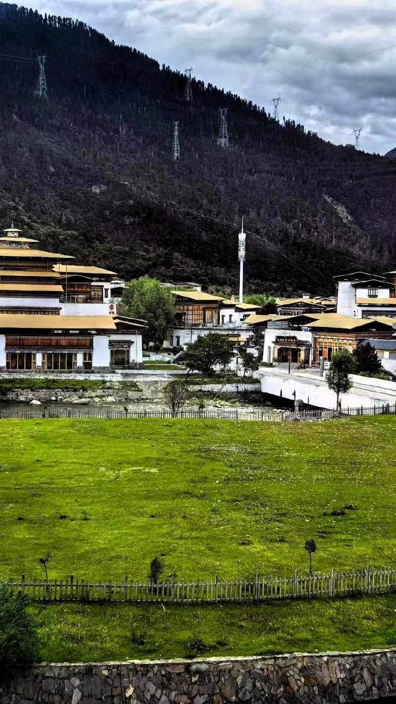 [助威彩旗][烟花]雪山下的藏式建筑，宁静祥和的世外桃源。