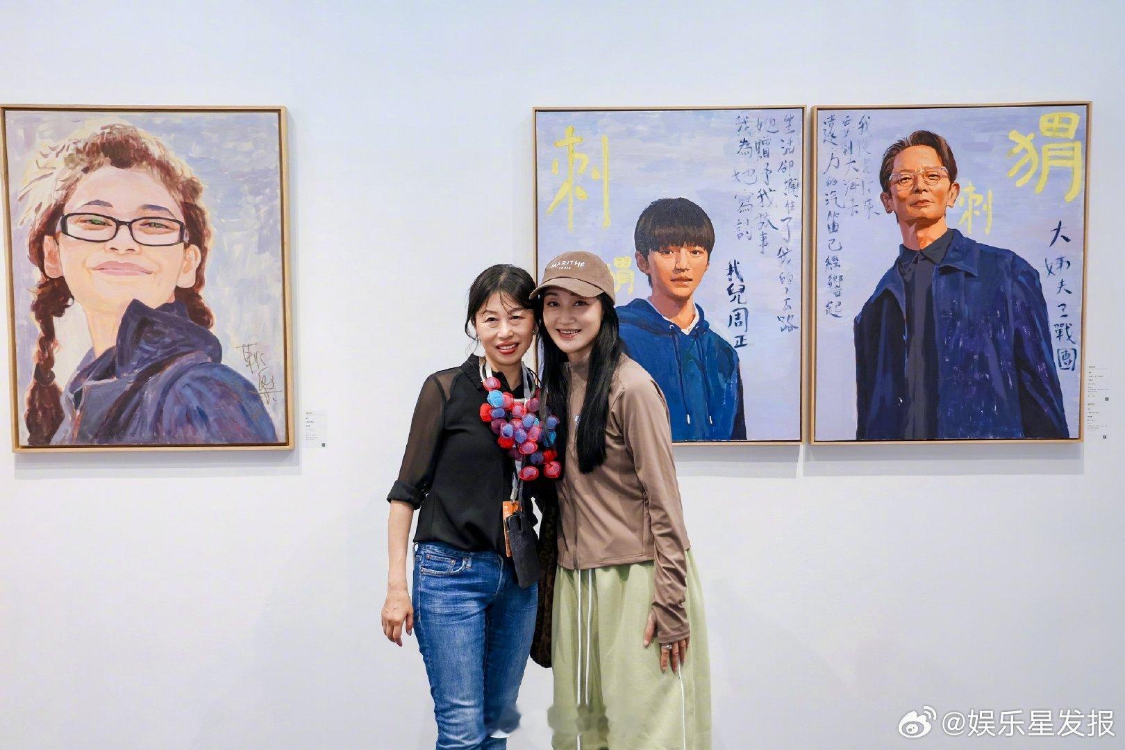 赵子琪于正一起看展 赵子琪打卡北京当代艺术博览会，晒出与众好友合照，于正惊喜同框