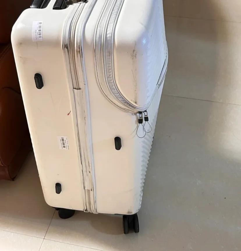 自己坐车回学校只能带一个行李箱
没有爸妈送多了拿不下(平常都是三个行李箱起步)带